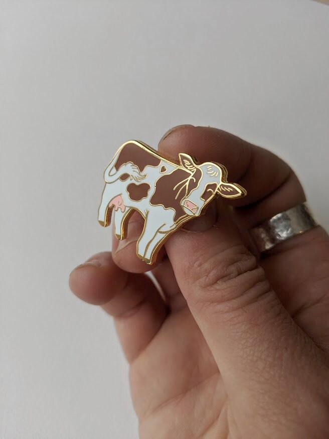 Brown Spotted Cow ("Suzy") - hard enamel Pin in Gold